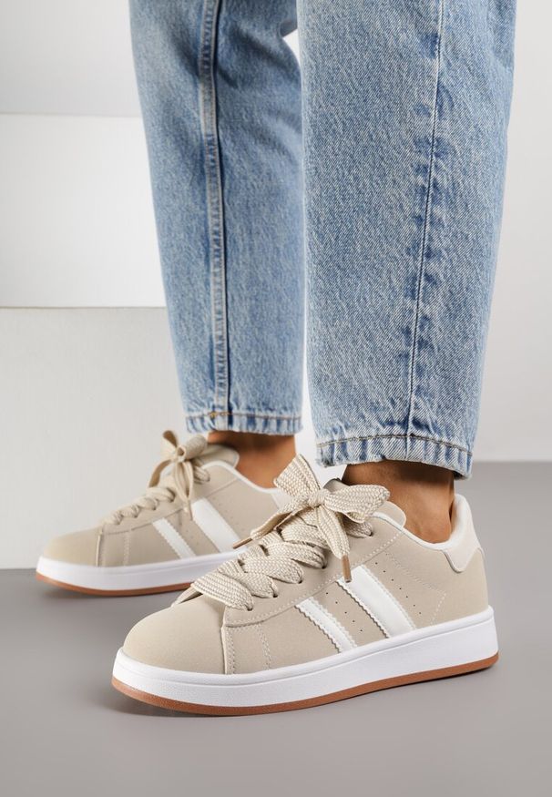Renee - Beżowo-Białe Sneakersy na Niskiej Platformie z Naszywkami Flordexia. Okazja: na co dzień. Kolor: beżowy. Materiał: jeans. Wzór: aplikacja. Obcas: na platformie