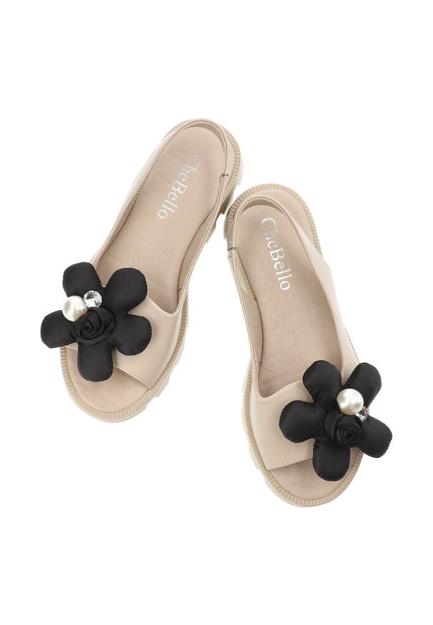 CheBello - Beżowe Sandały Chebello Modne Obuwie Damskie Z Kwiatkiem. Zapięcie: pasek. Kolor: beżowy. Materiał: materiał, skóra. Wzór: kwiaty. Sezon: lato. Styl: elegancki