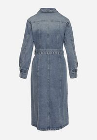 Born2be - Granatowa Koszulowa Sukienka Jeansowa z Bawełny z Kieszeniami i Materiałowym Paskiem Udettia. Kolor: niebieski. Materiał: jeans, bawełna, materiał. Typ sukienki: koszulowe #4