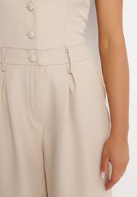 Born2be - Beżowy Kombinezon Taliowany Ozdobiony Guzikami Niladwenna. Kolor: beżowy. Wzór: aplikacja. Styl: elegancki #6