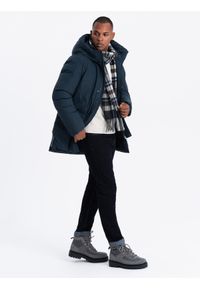 Ombre Clothing - Długa sezonowa kurtka męska w stylu outdoorowym – granatowa V2 - Rozmiar: L. Typ kołnierza: kaptur. Kolor: niebieski. Materiał: guma, tkanina, poliester, materiał, syntetyk. Długość: długie. Wzór: aplikacja #10