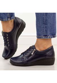 Granatowe Polskie półbuty damskie Gregors 759. Okazja: na co dzień. Nosek buta: okrągły. Kolor: niebieski. Szerokość cholewki: normalna. Materiał: skóra. Sezon: wiosna, jesień, lato. Obcas: na koturnie. Styl: casual, elegancki, klasyczny. Wysokość obcasa: średni #1