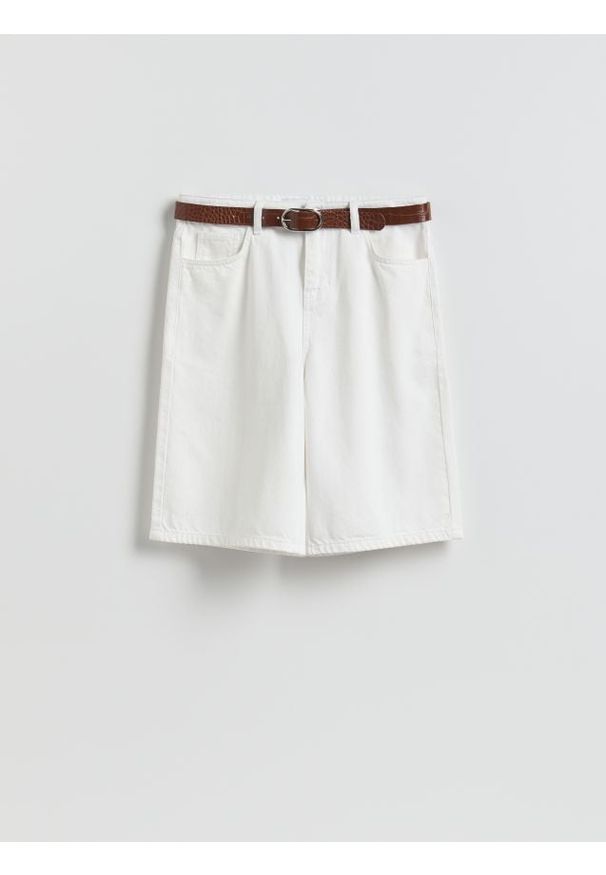 Reserved - Bawełniane szorty z paskiem - biały. Kolor: biały. Materiał: bawełna