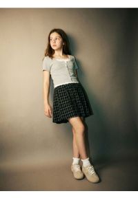 Sinsay - Prążkowana koszulka z domieszką wiskozy - szary. Kolor: szary. Materiał: wiskoza, prążkowany #1