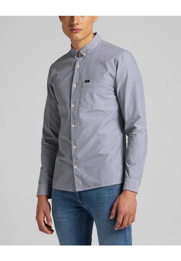 Lee - MĘSKA KOSZULA MATERIAŁOWA LEE SLIM BUTTON DOWN CLOUDBURST GREY L66XNFJE. Typ kołnierza: button down. Materiał: materiał