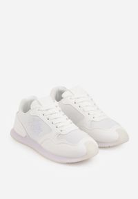 Renee - Białe Przeszywane Sneakersy w Klasycznym Stylu Zeosa. Kolor: biały. Materiał: jeans. Szerokość cholewki: normalna. Wzór: aplikacja #9