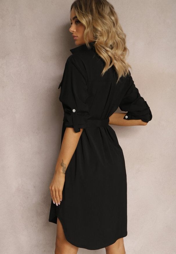 Renee - Czarna Koszulowa Sukienka Utility z Eleganckim Paskiem w Komplecie Miriams. Typ kołnierza: dekolt w serek. Kolor: czarny. Typ sukienki: koszulowe. Styl: elegancki