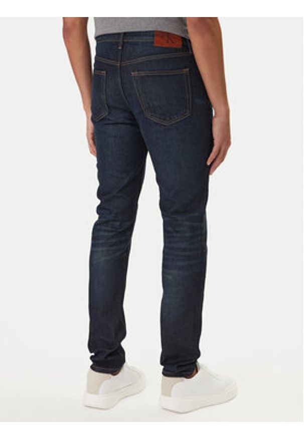 Calvin Klein Jeans Jeansy LV04RD700G Granatowy Tapered Fit. Kolor: niebieski