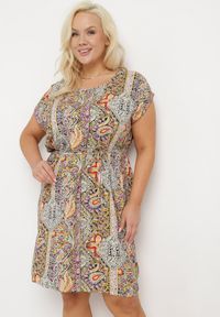 Born2be - Szaro-Beżowa Wiskozowa Sukienka w Stylu Boho o Pudełkowym Kroju z Materiałowym Paskiem Neteri. Okazja: na co dzień. Kolor: szary. Materiał: materiał, wiskoza. Styl: boho