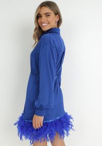 Born2be - Granatowa Sukienka Satynowa z Piórkami na Dole Zaitena. Okazja: na co dzień. Kolor: niebieski. Materiał: satyna. Wzór: aplikacja. Typ sukienki: koszulowe. Styl: klasyczny, casual #6