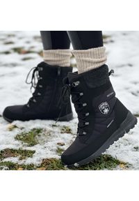 Czarne zimowe śniegowce damskie z membraną American Club Softshell Sn23/25. Okazja: na spacer. Kolor: czarny. Materiał: tkanina, skóra. Szerokość cholewki: normalna. Sezon: zima. Styl: elegancki, klasyczny #1