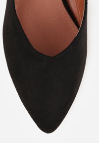 Born2be - Czarne Czółenka na Obcasie Vices z Imitacji Zamszu ze Skórzaną Wkładką i Metaliczną Wstawką Ziztte. Okazja: na co dzień. Kolor: czarny. Materiał: zamsz, skóra. Wzór: aplikacja. Obcas: na obcasie. Styl: casual, elegancki, klasyczny. Wysokość obcasa: średni #6