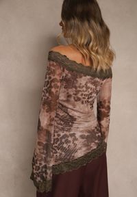 Renee - Brązowa Bluzka Siateczkowa Typu Hiszpanka z Bawełną i Wiskozą z Koronką Nurriva. Okazja: na co dzień. Typ kołnierza: dekolt hiszpanka. Kolor: brązowy. Materiał: koronka, bawełna, wiskoza. Wzór: koronka. Styl: casual #4