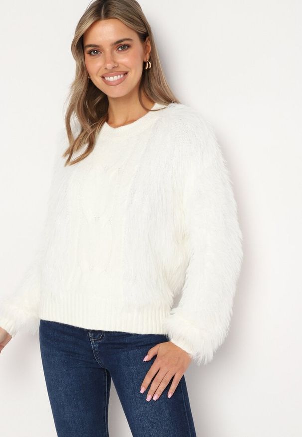 Born2be - Biały Sweter z Długim Włosiem i Dodatkiem Wełny Merithina. Kolor: biały. Materiał: wełna. Długość: długie. Styl: klasyczny, elegancki