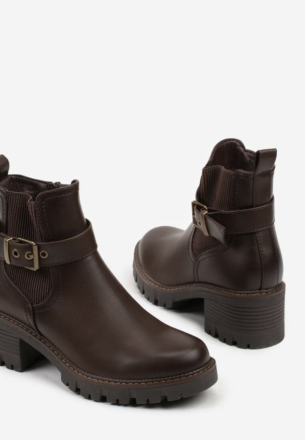 Born2be - Brązowe Botki Sztyblety do Kostki na Niskim Słupku Zdobione Paskiem z Klamerką Larteme. Okazja: na co dzień. Zapięcie: pasek. Kolor: brązowy. Materiał: jeans. Wzór: aplikacja. Obcas: na słupku. Styl: casual