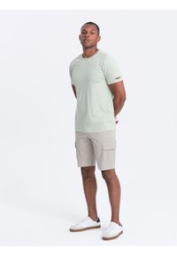 Ombre Clothing - T-shirt męski fullprint z kolorowymi literami - jasnozielony V5. Okazja: na co dzień. Kolor: zielony. Materiał: prążkowany, dzianina, zamsz, żakard, poliester, materiał, bawełna. Wzór: kolorowy. Styl: klasyczny, casual #3