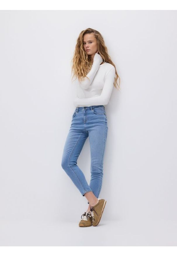 Reserved - Jeansy slim push up - niebieski. Kolor: niebieski
