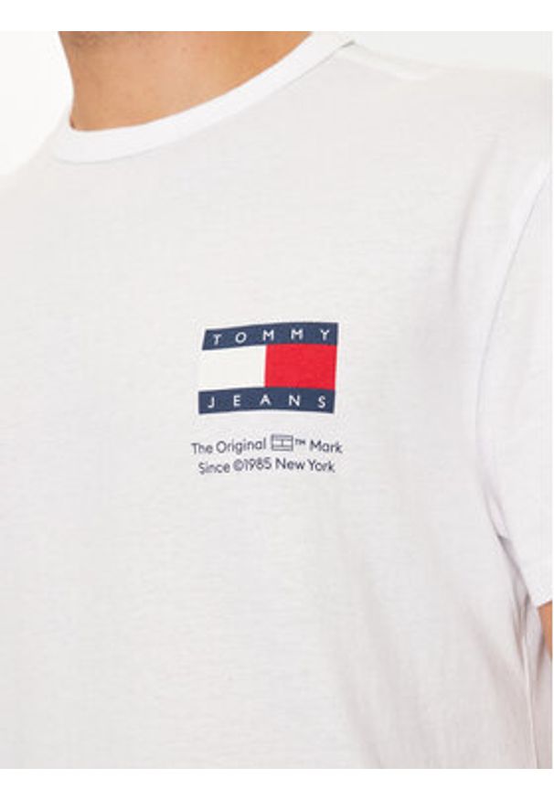 Tommy Jeans T-Shirt Fun Novelty DM0DM19686 Biały Regular Fit. Kolor: biały. Materiał: bawełna