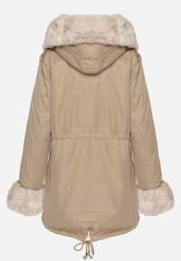 Born2be - Beżowa Kurtka Parka z Kapturem i Odpinanymi Futerkowymi Wstawkami Ściągana w Pasie Savanella. Okazja: na co dzień. Typ kołnierza: kaptur. Kolekcja: plus size. Kolor: beżowy. Materiał: jeans, dzianina. Styl: klasyczny, casual #5