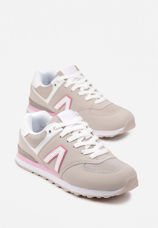 Renee - Beżowo-Szare Sneakersy Ozdobione Geometrycznym Motywem Rilenessa. Okazja: na co dzień. Kolor: beżowy. Materiał: jeans. Wzór: geometria, aplikacja