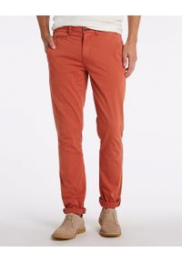 Wrangler - WRANGLER CHINO MĘSKIE SPODNIE MATERIAŁOWE RED OCHRE W14LP773J. Materiał: materiał