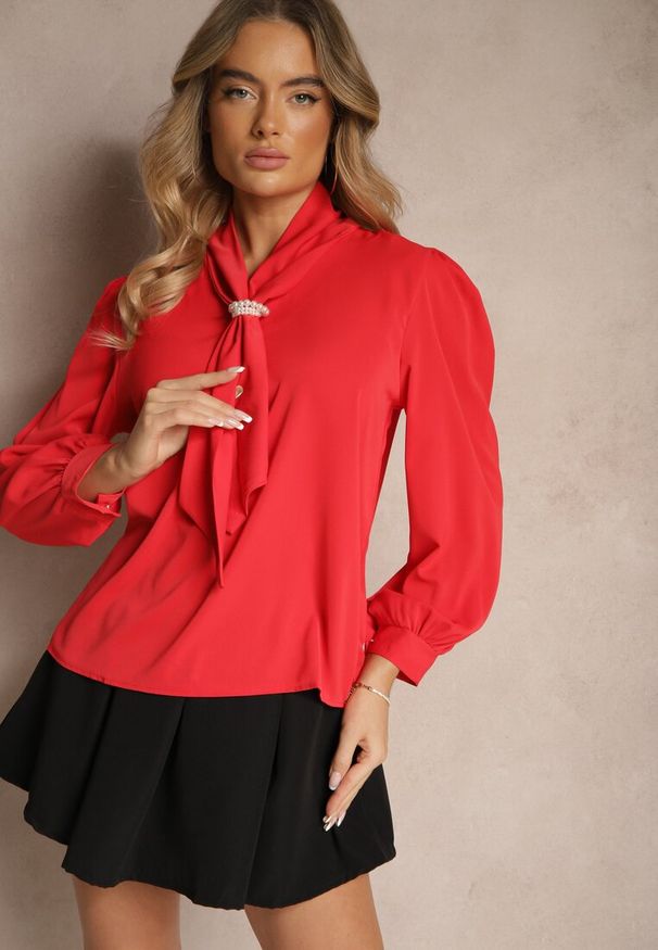 Renee - Czerwona Bluzka o Koszulowym Kroju z Żabotem i Perłowym Zdobieniem Gonialith. Okazja: na co dzień. Typ kołnierza: z żabotem. Kolor: czerwony. Materiał: jeans. Wzór: aplikacja. Styl: casual