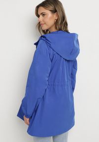 Born2be - Niebieska Kurtka Parka Ściągana w Pasie Troczkami Nevishia. Kolor: niebieski. Materiał: jeans. Styl: elegancki #6