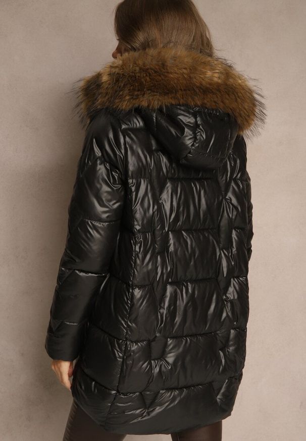 Renee - Czarna Kurtka z Pikowanymi Przeszyciami i Kapturem z Odpinanym Futrem Galenea. Okazja: na co dzień. Kolor: czarny. Materiał: futro. Styl: casual, elegancki