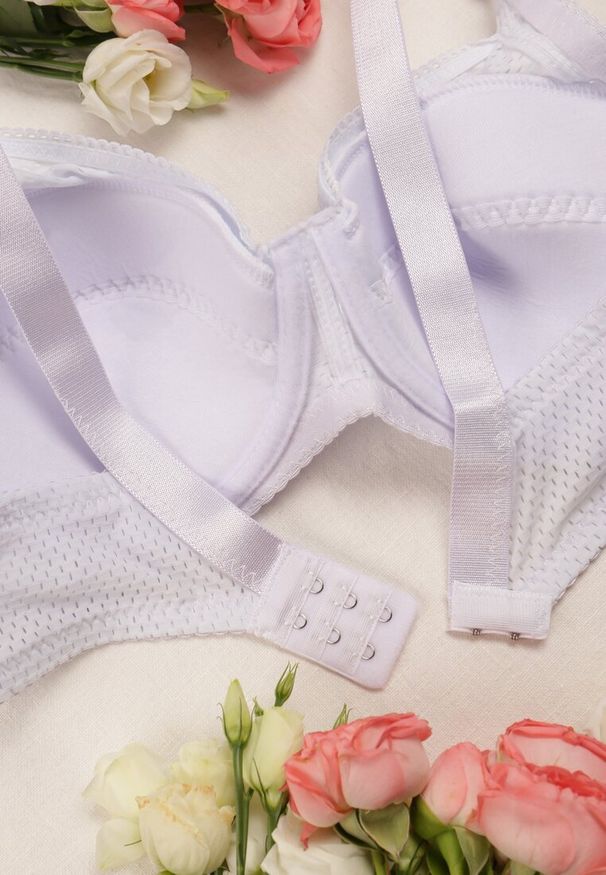 Renee - Biały Gładki Biustonosz z Cienkimi Ramiączkami z Regulacją Kashla. Kolor: biały. Wzór: gładki