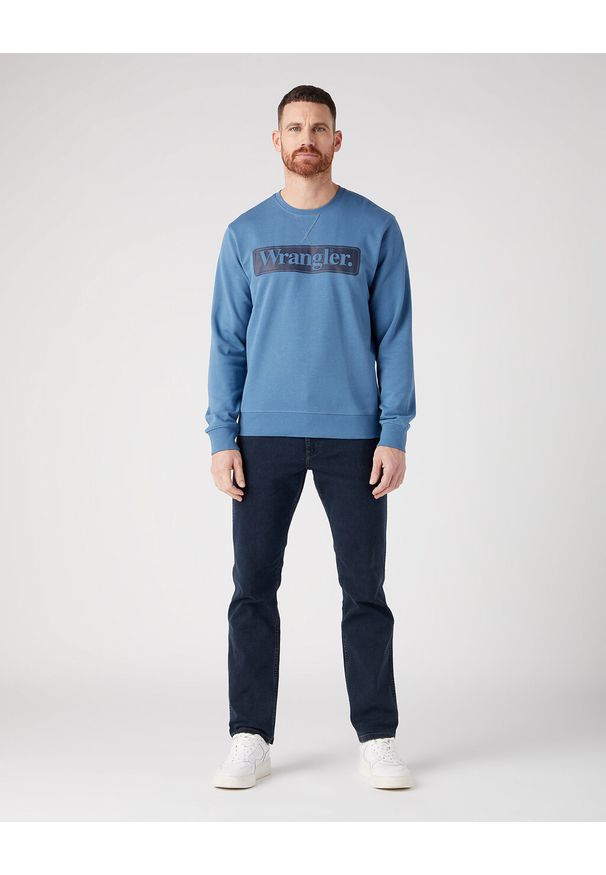 Wrangler - WRANGLER SEASONAL CREW MĘSKA BLUZA NIEROZPINANA LOGO CAPTAINS BLUE 112341198 W6F3015076