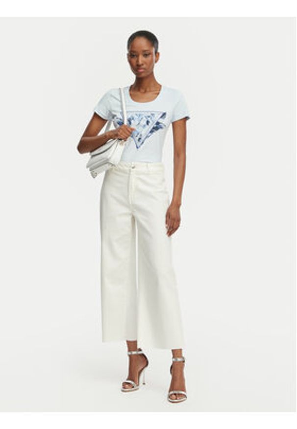 Guess T-Shirt W6GI11 K3026 Niebieski jasny Regular Fit. Kolor: niebieski. Materiał: bawełna