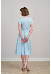 Marie Zélie - Sukienka Emelina błękitna mikromodal krótki rękaw. Kolor: niebieski. Materiał: wiskoza, dzianina, elastan, włókno, skóra, guma. Długość rękawa: krótki rękaw. Styl: klasyczny. Długość: midi #3