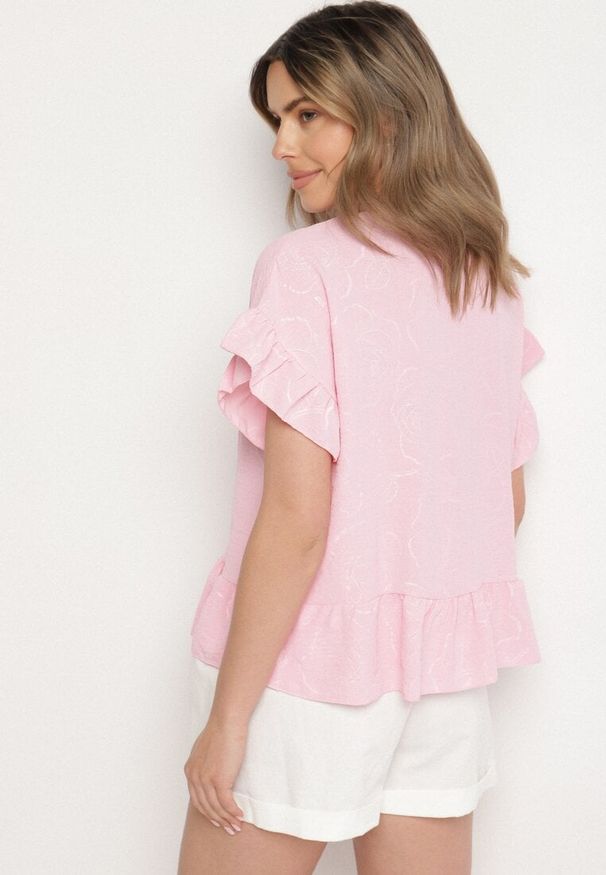 Born2be - Różowa Bluzka o Kroju Oversize z Falbanami Livelle. Okazja: na co dzień. Kolor: różowy. Materiał: jeans. Długość rękawa: krótki rękaw. Długość: krótkie. Styl: casual