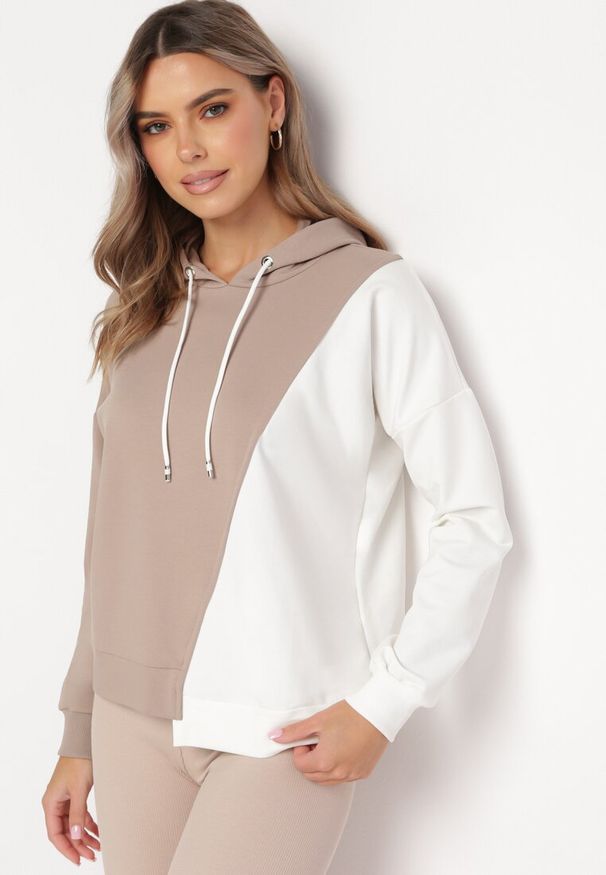 Born2be - Beżowa Bluza z Bawełny z Asymetrycznym Wzorem i Kapturem Revea. Typ kołnierza: kaptur. Kolor: beżowy. Materiał: bawełna