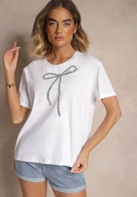 Renee - Biały Bawełniany T-shirt z Cekinową Aplikacją w Kształcie Kokardy Tenuria. Okazja: na co dzień. Typ kołnierza: kokarda. Kolor: biały. Materiał: bawełna. Wzór: aplikacja. Styl: glamour, klasyczny, elegancki, casual #3