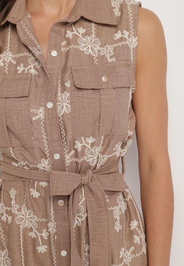 Born2be - Ciemnobeżowa Sukienka Bez Rękawów o Koszulowym Kroju z Paskiem Zdobiona Haftem Fodarela. Okazja: na co dzień. Kolor: beżowy. Długość rękawa: bez rękawów. Wzór: haft, aplikacja. Sezon: lato. Typ sukienki: koszulowe. Styl: casual, klasyczny, elegancki