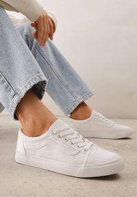 Renee - Wiązane Białe Tenisówki Trampki z Niską Cholewką Ozdobione Geometrycznym Wzorem Wioressa. Wysokość cholewki: przed kostkę. Kolor: biały. Materiał: jeans. Szerokość cholewki: normalna. Wzór: geometria, aplikacja. Styl: sportowy #1