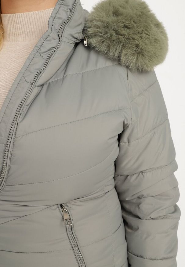 Born2be - Ciemnozielona Pikowana Kurtka z Odpinanym Kapturem z Futerkiem Savessia. Okazja: na spacer. Kolekcja: plus size. Kolor: zielony. Materiał: futro. Wzór: aplikacja. Styl: elegancki
