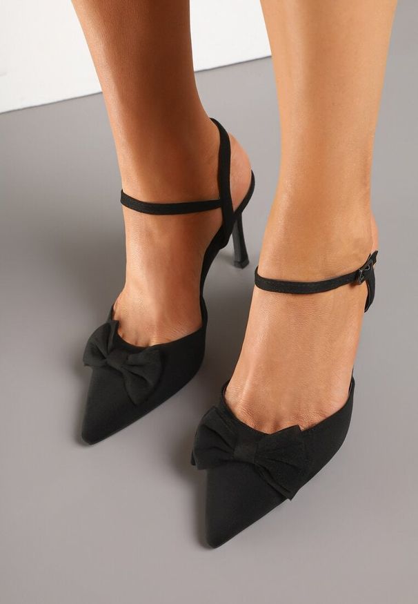 Renee - Czarne Sandały na Szpilce Vices z Kokardą Saralin. Okazja: na co dzień. Zapięcie: sprzączka. Kolor: czarny. Materiał: jeans. Obcas: na szpilce. Styl: casual