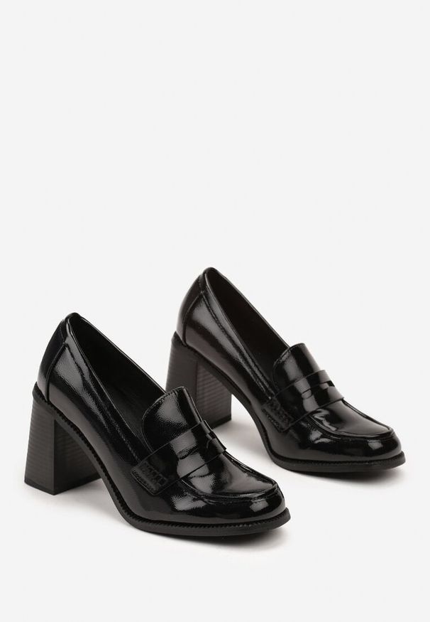 Born2be - Czarne Półbuty Lakierowane na Obcasie Ozdobione Paskiem i Przeszyciami Navrene. Okazja: na co dzień. Zapięcie: pasek. Kolor: czarny. Materiał: lakier. Wzór: aplikacja. Obcas: na obcasie. Styl: klasyczny, casual, elegancki. Wysokość obcasa: średni