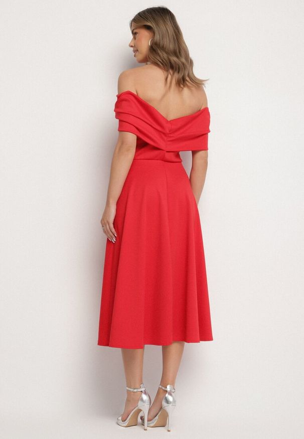 Born2be - Czerwona Rozkloszowana Sukienka z Odsłoniętymi Ramionami i Drapowaniem Odilene. Okazja: na imprezę. Kolor: czerwony. Sezon: lato. Typ sukienki: z odkrytymi ramionami. Styl: elegancki