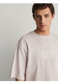 Reserved - T-shirt oversize z nadrukiem - brudny róż. Kolor: różowy. Materiał: dzianina, bawełna. Wzór: nadruk