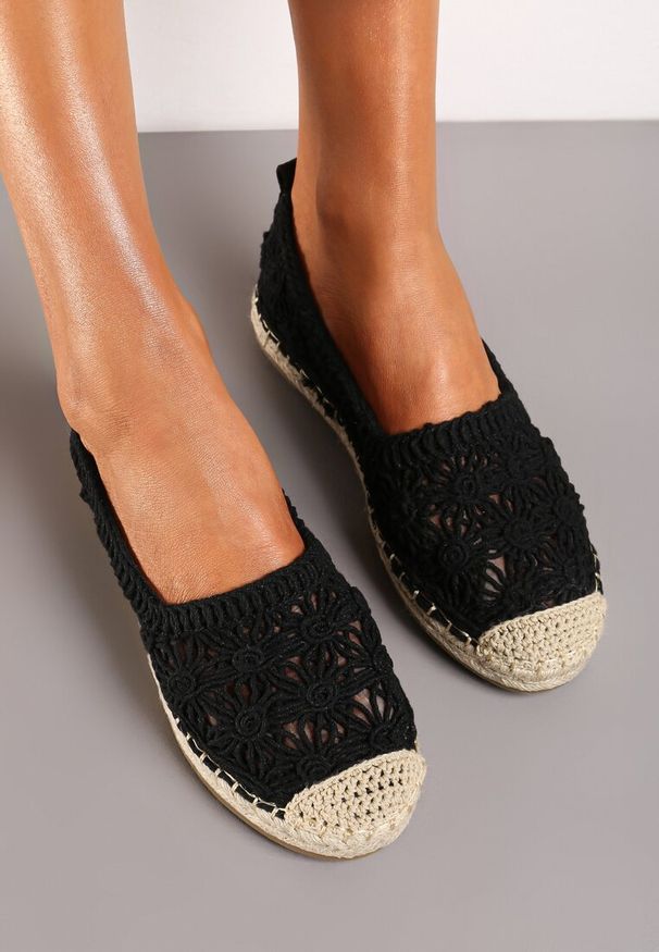 Renee - Czarne Espadryle na Plecionej Podeszwie z Ażurową Cholewką z Kwiatami Wavelet. Okazja: na co dzień. Kolor: czarny. Materiał: len. Szerokość cholewki: normalna. Wzór: ażurowy, kwiaty. Sezon: lato. Obcas: na płaskiej podeszwie. Styl: elegancki, casual