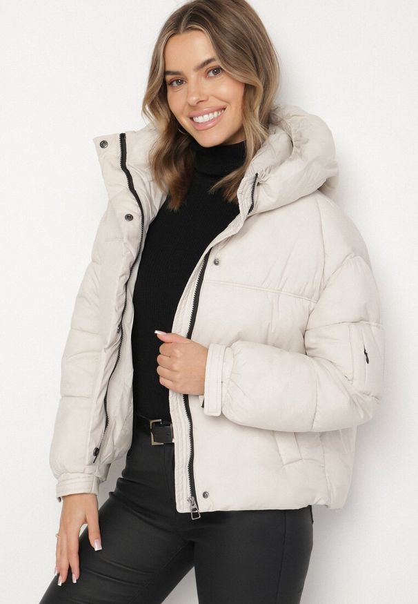 Born2be - Biała Pikowana Kurtka Puffer z Kapturem i Kieszonką przy Rękawie Galieana. Okazja: na spacer. Typ kołnierza: kaptur. Kolor: biały. Materiał: jeans, dzianina. Sezon: zima. Styl: elegancki, sportowy