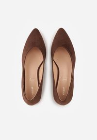 Renee - Brązowe Czółenka Vices na Słupku z Imitacji Zamszu z Wkładką ze Skóry Naturalnej z Metaliczną Ozdobą Mixin. Okazja: na spotkanie biznesowe, do pracy. Kolor: brązowy. Materiał: zamsz, skóra. Wzór: aplikacja. Obcas: na słupku. Styl: biznesowy, elegancki #2
