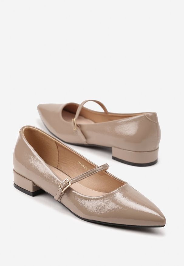 Renee - Ciemnobeżowe Balerinki Lakierowane Vices z Wkładką ze Skóry Naturalnej Ozdobione Paskiem Tikkie. Zapięcie: pasek. Kolor: beżowy. Materiał: lakier, skóra. Wzór: aplikacja. Styl: klasyczny