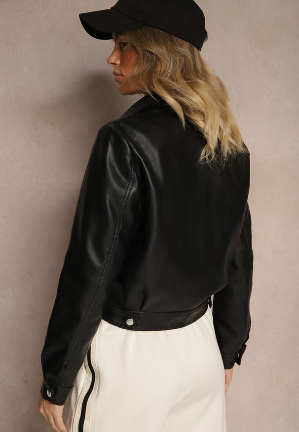 Renee - Czarna Taliowana Kurtka Ramoneska o Krótkim Fasonie Isolina. Okazja: na co dzień. Kolor: czarny. Materiał: jeans. Długość: krótkie. Styl: klasyczny, casual, elegancki