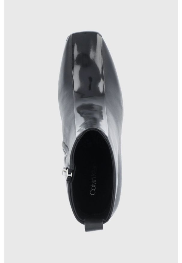 Calvin Klein Botki damskie kolor czarny na słupku. Kolor: czarny. Wzór: aplikacja. Obcas: na słupku. Wysokość obcasa: średni