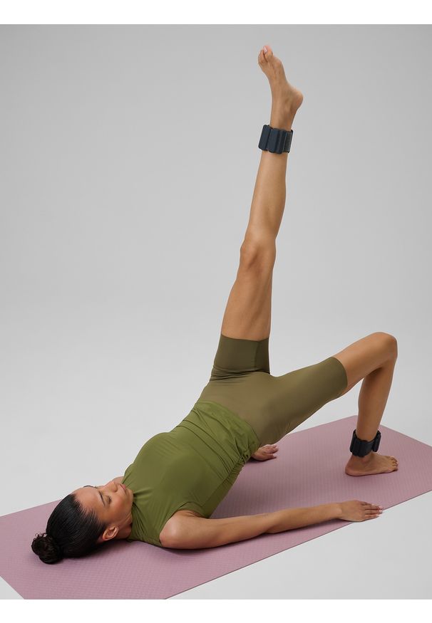 4f - 4F Top do jogi slim szybkoschnący damski - oliwkowy L. Kolor: oliwkowy, brązowy, wielokolorowy. Materiał: włókno. Sport: joga i pilates