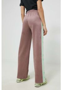 adidas Originals spodnie dresowe damskie kolor fioletowy z aplikacją. Stan: podwyższony. Kolor: fioletowy. Materiał: dresówka. Wzór: aplikacja #3